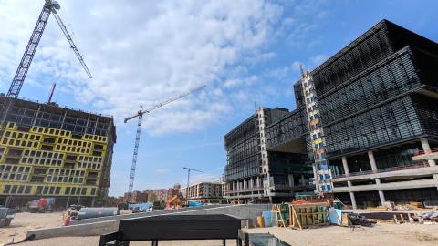 A photo of a large development site beneath huge cranes and glassy buildings in Atlanta. 